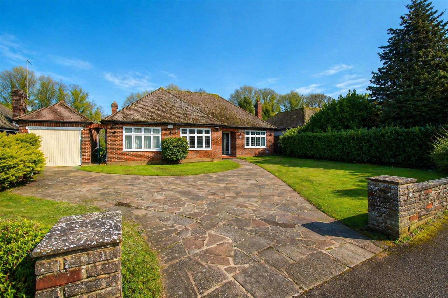 5 bed property in Gilhams Avenue, Banstead